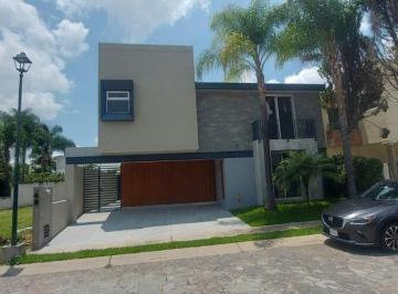 Casa · 311m² · 4 Recámaras · 2 Estacionamientos · Casa en Venta en Jardín Real