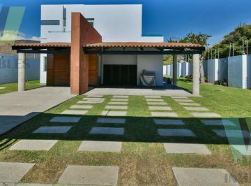 Casa · 310m² · 3 Recámaras · 4 Estacionamientos · Casa en Venta en Vista del Lago Country Club, Chapala