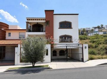 Casa de 4 habitaciones, Querétaro · Amplia Residencia en Arboledas del Parque con Espacio Multifuncional Io3317