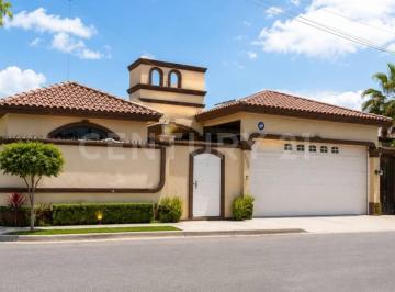 Casa · 380m² · 3 Recámaras · 3 Estacionamientos · Venta Casa en San Patricio Norte de Saltillo