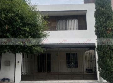 Casa · 225m² · 3 Recámaras · 2 Estacionamientos · Casa en Renta en General Escobedo
