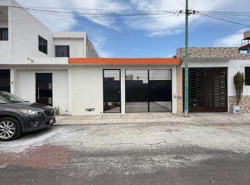 Casa de 2 habitaciones, Morelia · Casa Remodelada en Venta - Al Norte de Morelia - 2 Rec y Cochera Para 1 Auto