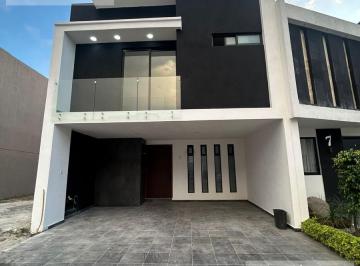 Casa · 210m² · 4 Recámaras · 2 Estacionamientos · Renta de Casa Nueva en La Antigua Cementer, Puebla 4 Recamaras, Sala de Tv y Roof Garden