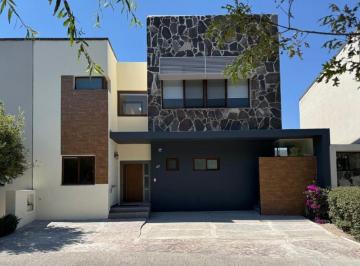 Casa de 4 habitaciones, Querétaro · Casa en Renta Ubicada en El Fraccionamiento Altozano