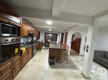 Casa · 196m² · 3 Recámaras · 2 Estacionamientos · Casa en Venta en San Pedrito Peñuelas
