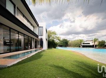 Casa · 490m² · 3 Recámaras · 4 Estacionamientos · Casa con Vista Al Lago en Country Club, Yucatán