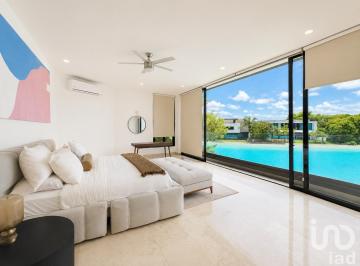 Casa · 490m² · 3 Recámaras · 4 Estacionamientos · Casa con Vista Al Lago en Country Club, Yucatán