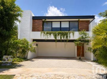 Casa · 490m² · 3 Recámaras · 4 Estacionamientos · Casa con Vista Al Lago en Country Club, Yucatán