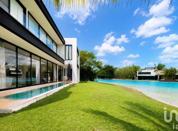 Casa · 490m² · 3 Recámaras · 4 Estacionamientos · Casa con Vista Al Lago en Country Club, Yucatán
