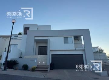 Casa · 333m² · 3 Recámaras · 2 Estacionamientos · Casa en Venta en Fraccionamiento La Cantera