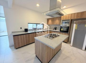 Casa · 159m² · 3 Recámaras · 2 Estacionamientos · Inversión a Minutos del Mar. Casa de 3 Recámaras, 3 Niveles, Terraza con Jacuzzi. Playa del Carmen