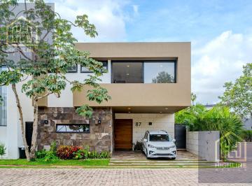 Villa · 282m² · 3 Recámaras · 2 Estacionamientos · Casa en Venta de Lujo Amueblada en Playa del Carmen con Alberca Privada Entrega Inmediata