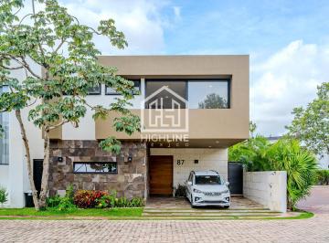 Villa · 282m² · 3 Recámaras · 2 Estacionamientos · Casa en Venta de Lujo Amueblada en Playa del Carmen con Alberca Privada Entrega Inmediata