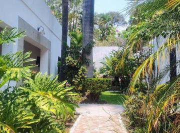 Casa de 4 habitaciones, Cuernavaca · Venta Casa en un Nivel Sobre Calle Céntrica con Jardín Maduro