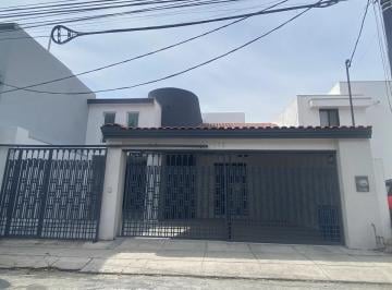 Casa · 297m² · 3 Recámaras · 3 Estacionamientos · Casa en Renta Col. Fuentes del Valle