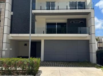 Casa · 3 Recámaras · 2 Estacionamientos · Casa en Venta en Puerto Cancún, Laguna 1, 3 Recamaras, Alberca, Amenidades, Cancún.