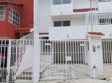 Casa · 106m² · 3 Recámaras · 1 Estacionamiento · Casa en Venta, Cuauhtemoc, Col. Centro, Coatzacoalcos, Ver.