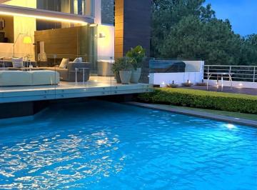 Casa · 1307m² · 5 Recámaras · 10 Estacionamientos · Casa en Venta en Fraccionamiento Pinar de La Venta