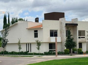 Casa · 940m² · 5 Recámaras · 3 Estacionamientos · Amplia Casa Residencial con Alberca en Fracc Villantigua Slp