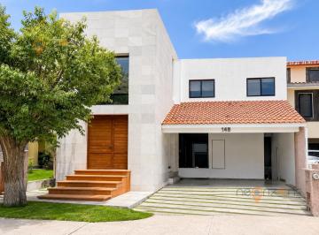 Casa · 400m² · 4 Recámaras · 2 Estacionamientos · Casa Residencial en Fracc Villantigua 3 Habitaciones y 1 Habitacion en Planta Baja