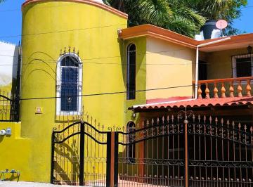 Casa de 4 habitaciones, Manzanillo · Casa Amplia Bien Cuidada en Zona Privilegiada, a 2 Cuadras de Plazas Comerciales