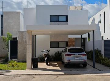 1 · Casa en Venta en Privada Residencial con Amenidades en Cholul