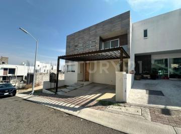 Casa · 200m² · 4 Recámaras · 2 Estacionamientos · Hermosa Casa en Venta Punta Esmeralda