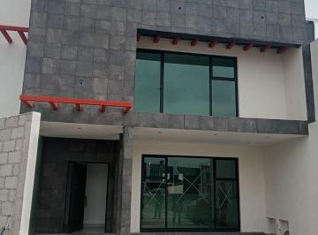 Casa en Venta de 3 habitaciones · Casa Amplia y Terreno de 205 m², Nueva con 3 Niveles 3 Rec. Cocina Equipada en Privada en El Saucillo