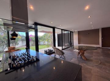Casa · 250m² · 3 Recámaras · 3 Estacionamientos · Residencia de Lujo, Amplio Jardin Excelente Ubicacion