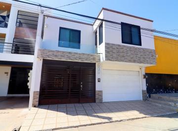 Casa · 220m² · 3 Recámaras · 2 Estacionamientos · Casa en Venta a 4 Calles del Malecon de Mazatlan