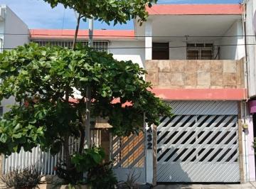Casa · 160m² · 30 Recámaras · 1 Estacionamiento · Casa Dos Niveles Cercana a Boulevard, y Zona de Cafeterías y Restaurantes.
