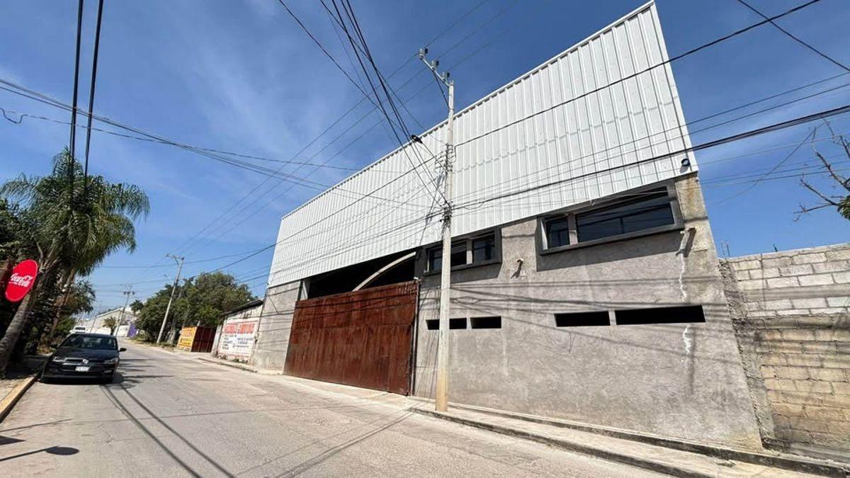 Commercial Warehouse 1,100 m&sup2; with Office Module for Rent in Downtown Jiutepec, Trailer Maneuvering Space