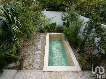 Casa · 181m² · 2 Recámaras · 1 Estacionamiento · Casa Remodelada de 2 Recámaras con Piscina y Estacionamiento, La Ermita, Centro de Mérida