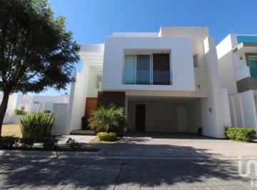 Casa · 314m² · 3 Recámaras · 2 Estacionamientos · Casa en Renta en Lomas de Angelópolis, Puebla Blanca