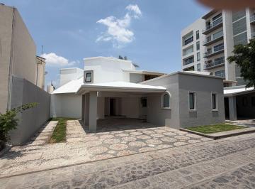 Casa · 318m² · 3 Recámaras · 6 Estacionamientos · Venta en Fraccionamiento Remodelada y Amplia a 5 Minutos a Angelopolis