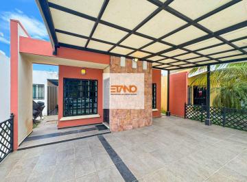 Casa · 92m² · 3 Recámaras · 2 Estacionamientos · Cancún, Casa en Venta en Gran Santa Fe