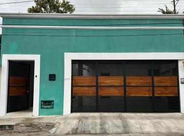 Casa · 290m² · 4 Recámaras · 2 Estacionamientos · Casa en Venta en Zona del Chembech Centro de Mérida