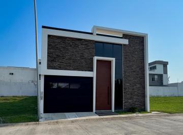 Casa · 216m² · 4 Recámaras · 2 Estacionamientos · Casa con Hab. en Pb en Punto Lomas en Venta