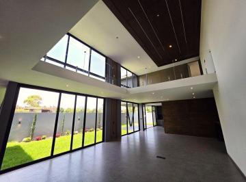 308ca0e25cbef08e219330603144fbd052619b14556f4111f4d9f8c4db9f4715 · Residencia Contemporánea en Altozano Río — Doble Altura y Vestidor en Suite