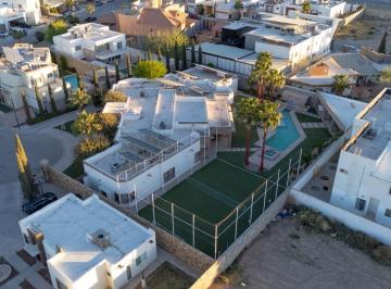 N/A · Casa Residencia de Lujo en Venta de 4 Recamaras, 6 Baños, Alberca y Canchas en Fracc Privado en Zona