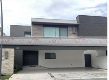 Casa · 260m² · 3 Recámaras · 3 Estacionamientos · Casa en Renta en Yerbaniz