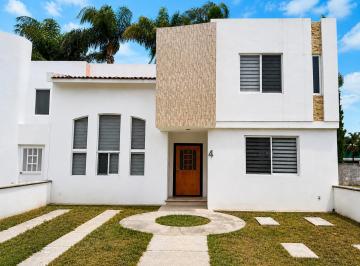 Casa · 240m² · 4 Recámaras · 2 Estacionamientos · Casa en Renta en San Juan del Rio Queretaro