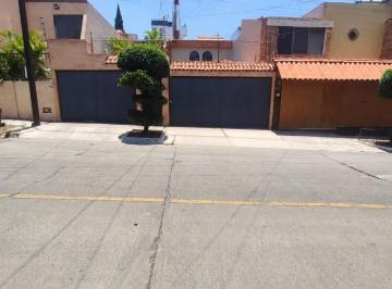Casa · 320m² · 3 Recámaras · 5 Estacionamientos · Amplia Residencia
