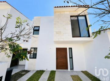 Casa · 160m² · 3 Recámaras · 2 Estacionamientos · Casa en Renta en Ciudad Maderas Marqués