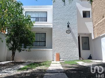 Casa · 182m² · 3 Recámaras · 2 Estacionamientos · Casa en Renta Paseo de Oslo Tejeda Corregidora Querétaro