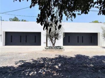 Casa · 460m² · 5 Recámaras · 5 Estacionamientos · Casa en Venta Cerca de Plaza Patria en Col. Seattle, Zapopan