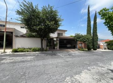 Casa · 441m² · 4 Recámaras · 2 Estacionamientos · Residencia en Venta – Contry La Silla 7º Sector