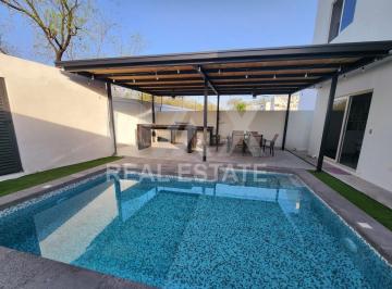 Casa · 330m² · 3 Estacionamientos · Casa en Venta en Amorada Residencial, El Barrial, Santiago, N. L.
