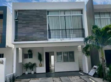 Casa · 150m² · 3 Recámaras · 2 Estacionamientos · Renta Hermosa Casa Altus I