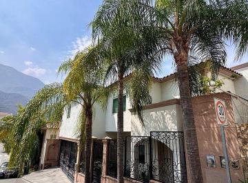 c7a569d2d983b6177610506b39676463517c58dd8d21938d3ff1263ee17649a1 · Casa en Venta en Valle Alto – Estilo Clásico Arquitectónico